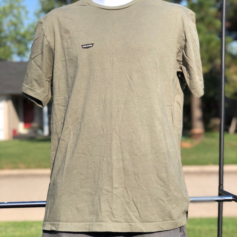 Men’s army green Volcom t shirt.